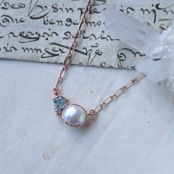 未加工的海藍寶石和珍珠項鍊 第3張的照片