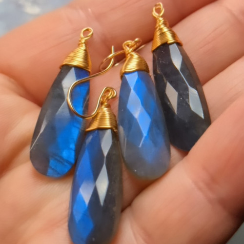 幻想的な極上シラー 上質 ブルーラブラドライト25mm大きなロングペア