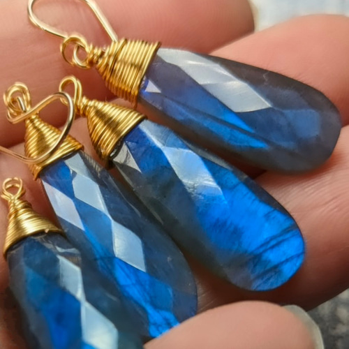 幻想的な極上シラー 上質 ブルーラブラドライト25mm大きなロングペア