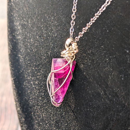 夢幻樹の雫』手磨きフローライト原石のネックレス／虹入り ネックレス 