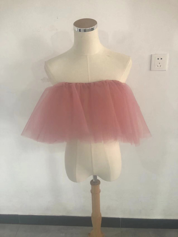 可愛粉紅柔軟薄紗露肩彩色洋裝 第1張的照片