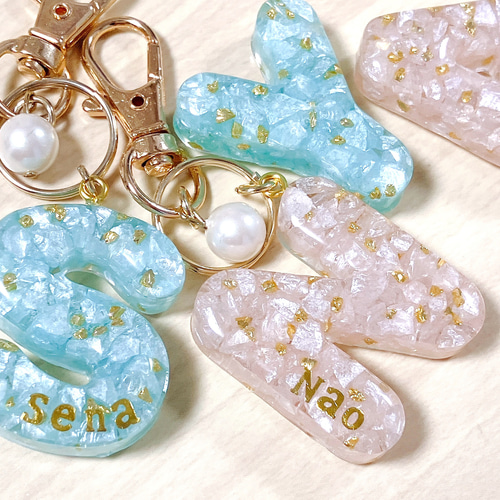 名入れ可・2色】イニシャルキーホルダー ガラスサンド ペア お揃い