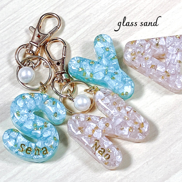 名入れ可・2色】イニシャルキーホルダー ガラスサンド ペア お揃い