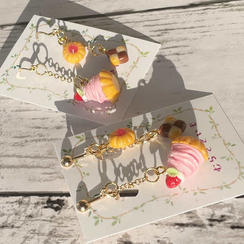 受注生産》いちごモンブランとクッキーイヤリング／ピアス♡フェイク
