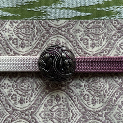 チェコガラスボタンのエレガントな赤紫色の帯留め「バーガンディ・アラベスク」 5枚目の画像