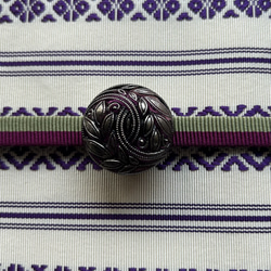 チェコガラスボタンのエレガントな赤紫色の帯留め「バーガンディ・アラベスク」 6枚目の画像