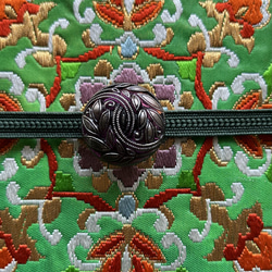 チェコガラスボタンのエレガントな赤紫色の帯留め「バーガンディ・アラベスク」 8枚目の画像