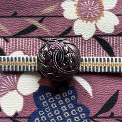 チェコガラスボタンのエレガントな赤紫色の帯留め「バーガンディ・アラベスク」 9枚目の画像