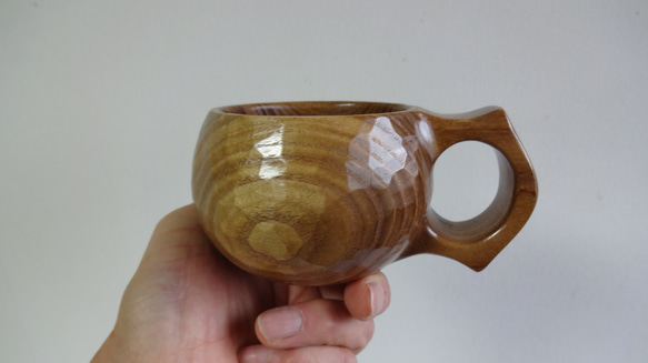 槐（エンジュ）の木で作った一木彫りコーヒーカップ. 2枚目の画像