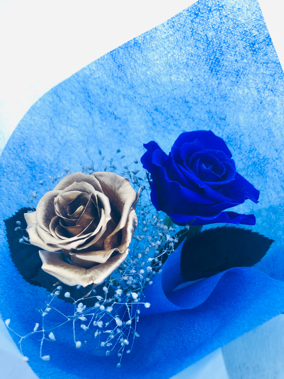 プリザーブドフラワー/ゴールドローズと青い薔薇の花束（花束ラッピングでお届け） 3枚目の画像