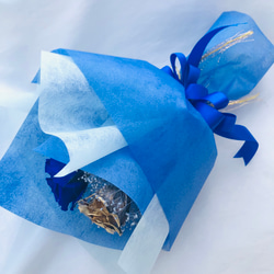 プリザーブドフラワー/ゴールドローズと青い薔薇の花束（花束ラッピングでお届け） 2枚目の画像