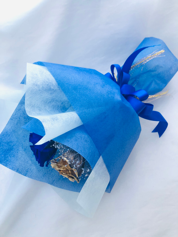プリザーブドフラワー/ゴールドローズと青い薔薇の花束（花束ラッピングでお届け） 2枚目の画像
