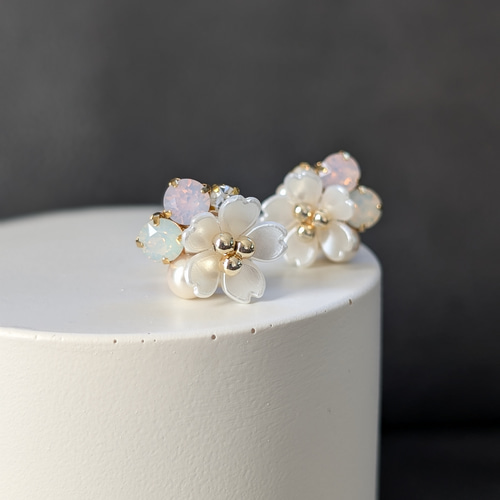 桜2025 白い桜とクリスタルのイヤリング ピアス ピンク さくら 