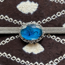 マーブル模様がインフィニティブな印象のブルーの帯留め「スカイドーム」 7枚目の画像