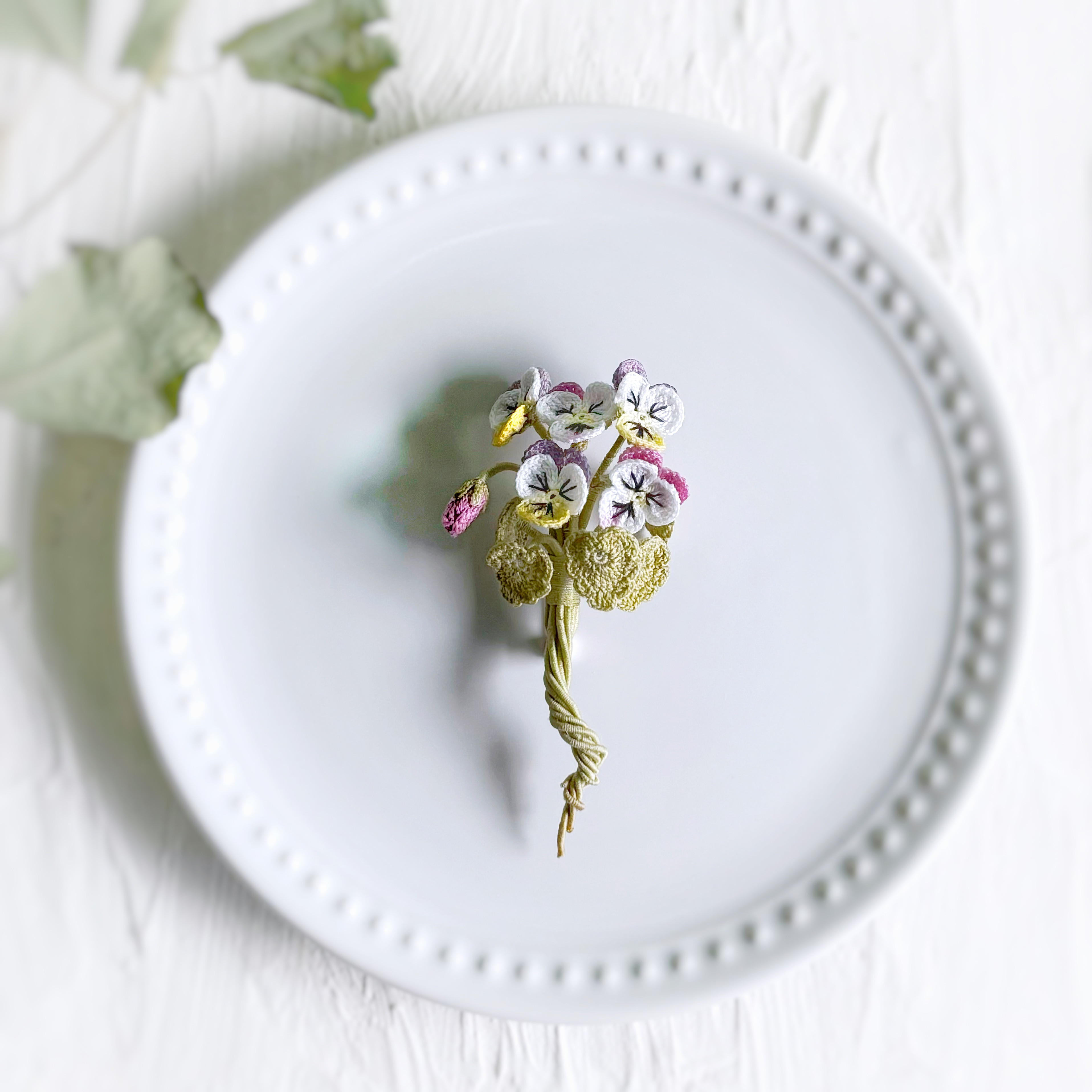 ビオラのブローチ　パンジー　レース編みアクセサリー