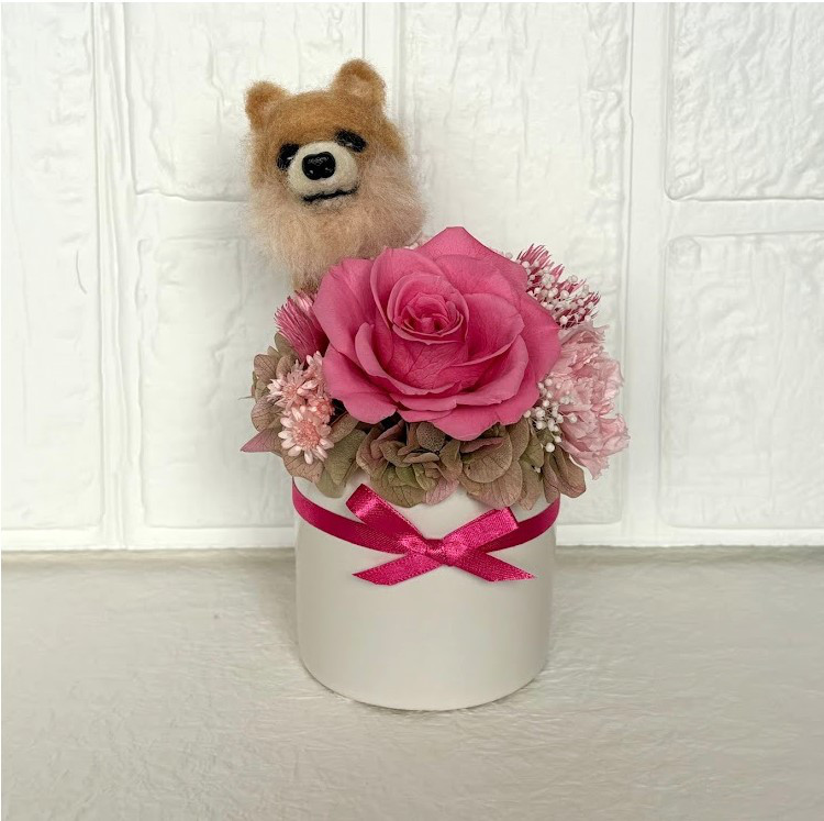 ちょこんと顔出す　ポメラニアン（小さめサイズ）＆　プリザーブドフラワー（ピンク色系）　/　羊毛フェルト　花　犬　犬好き