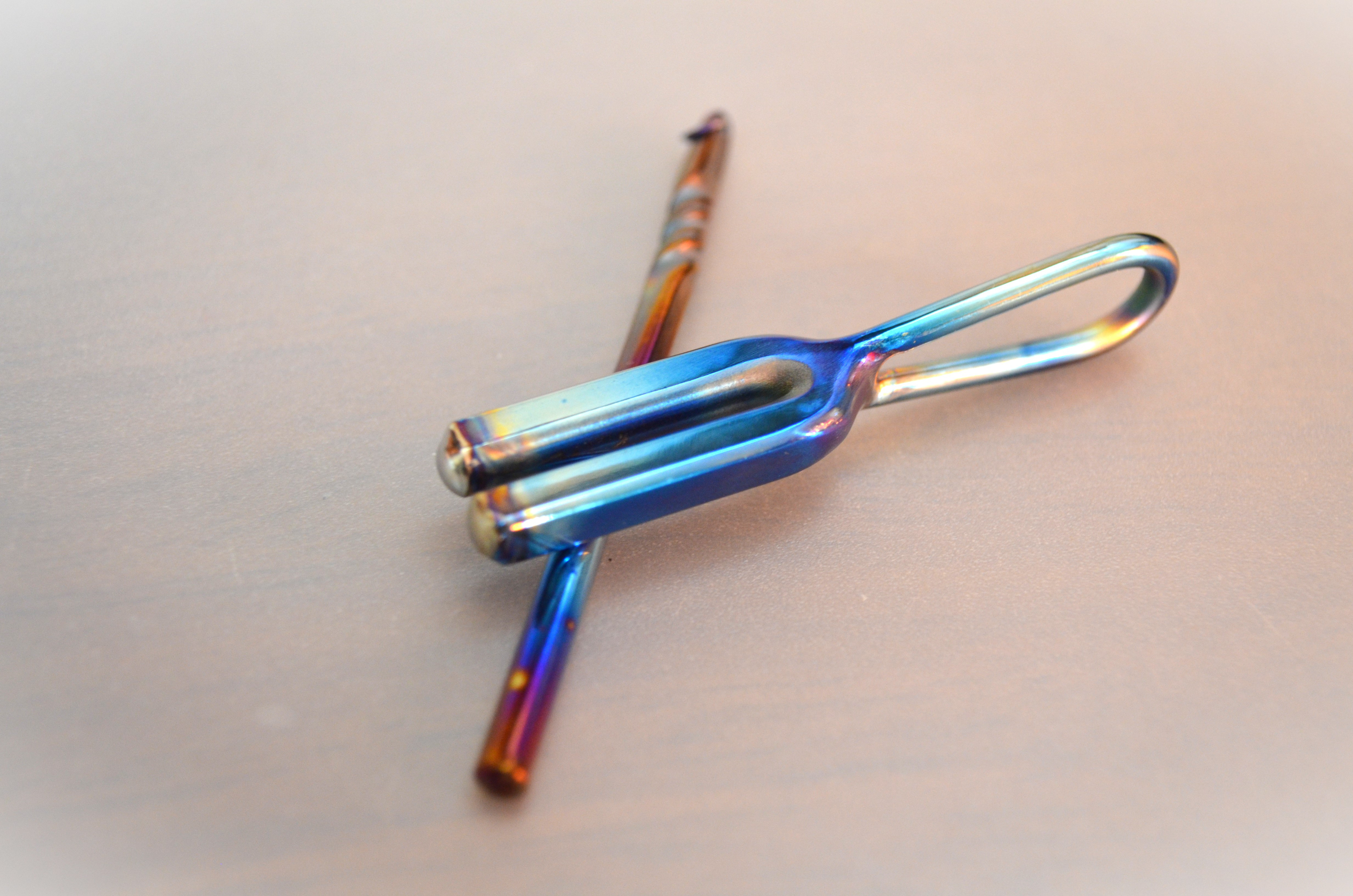 Titanium Tuning fork pendant・チタンの音叉4096Hz・空色