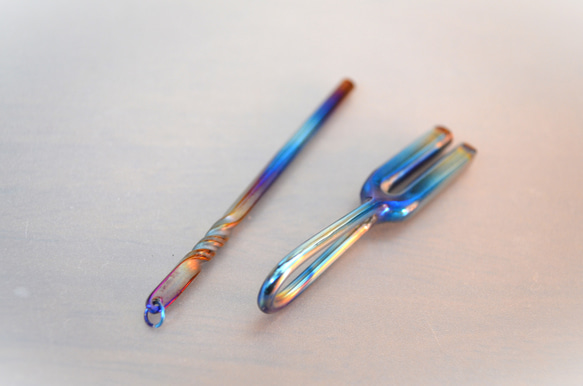 Titanium Tuning fork pendant・チタンの音叉4096Hz・空色 3枚目の画像