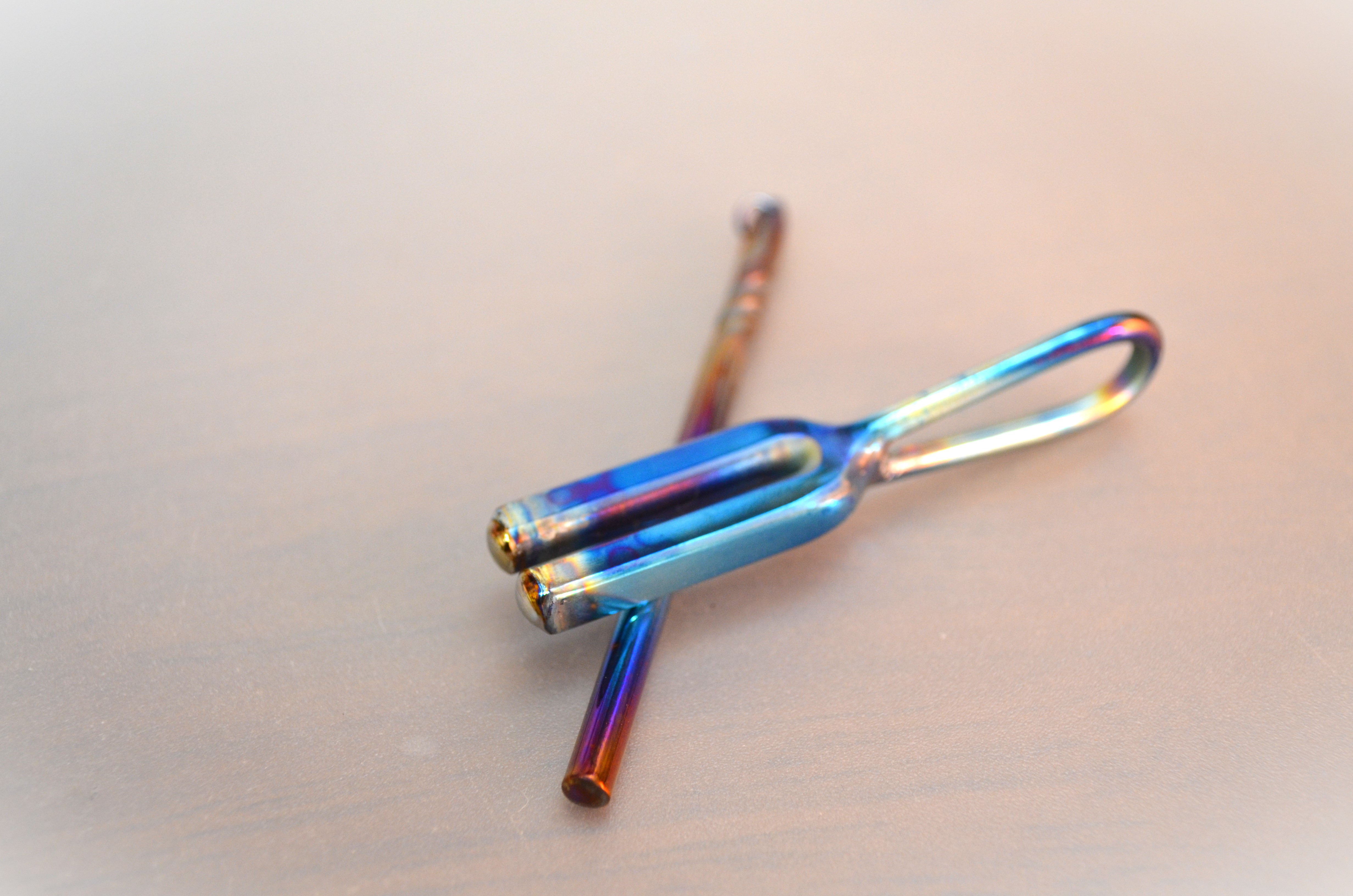 Titanium Tuning fork pendant・チタンの音叉4096Hz・空色