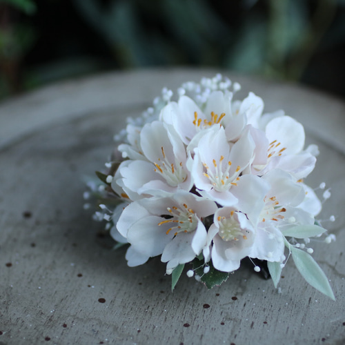 シックな桜コサージュ 淡雪のさくら ミニローズ パール カスミ草 2way  