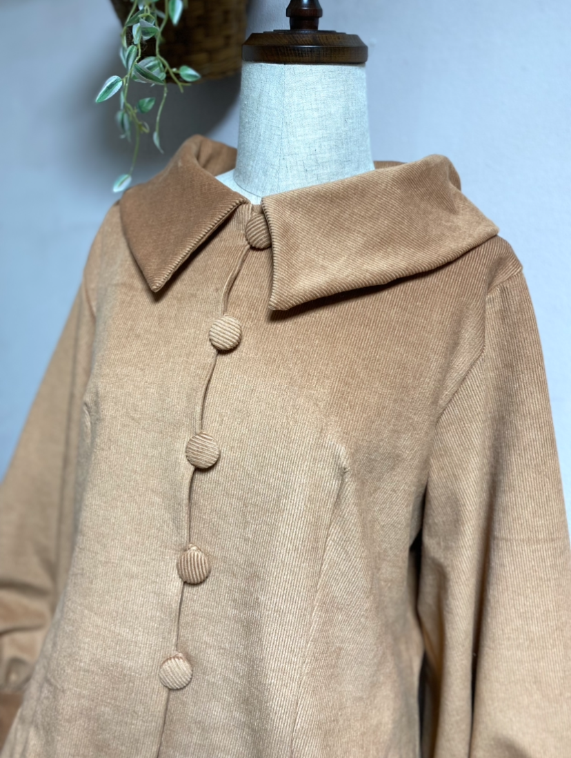 《大きいサイズ》クラシカルカラーのボタンブラウスとゴブラン織りスカートのセットアップ　アプリコット　ＬＬ•１３号