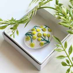 ミモザの刺繍ブローチ【Botanical】 3枚目の画像