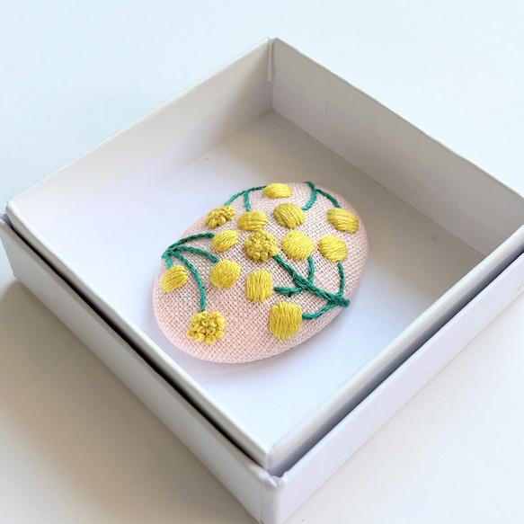 ミモザの刺繍ブローチ【Botanical】 3枚目の画像