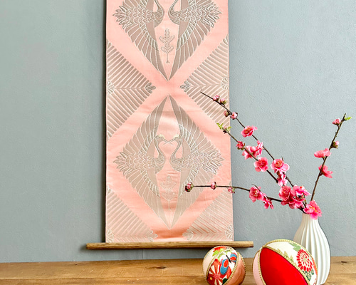 帯のタペストリー 桃色に向かい鶴 着物リメイク インテリア 掛け軸