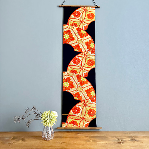 帯のタペストリー 漆黒に輝く金色の扇 着物リメイク インテリア 掛け軸