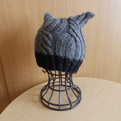 おしゃれな 猫耳ニット帽子【送料無料】冬　手編み　バイカラー 3枚目の画像