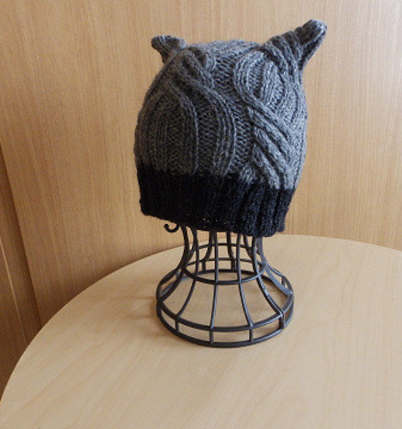 おしゃれな 猫耳ニット帽子【送料無料】冬　手編み　バイカラー 10枚目の画像