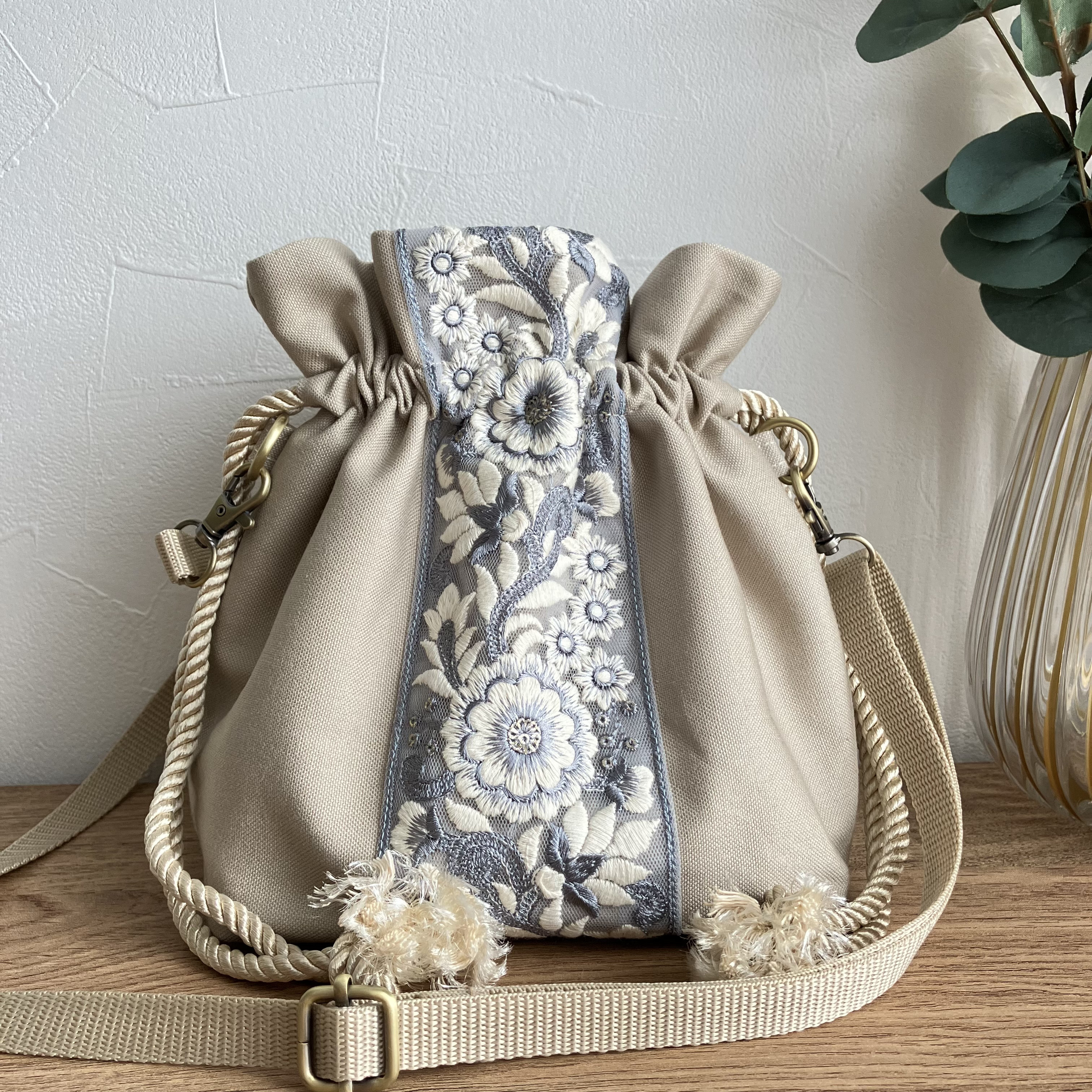 インド刺繍生地　巾着バッグ　合皮　ショルダーバッグ　ハンドメイド　チュール インド刺繍生地 巾着バッグ 合皮 ショルダーバッグ ハンドメイド