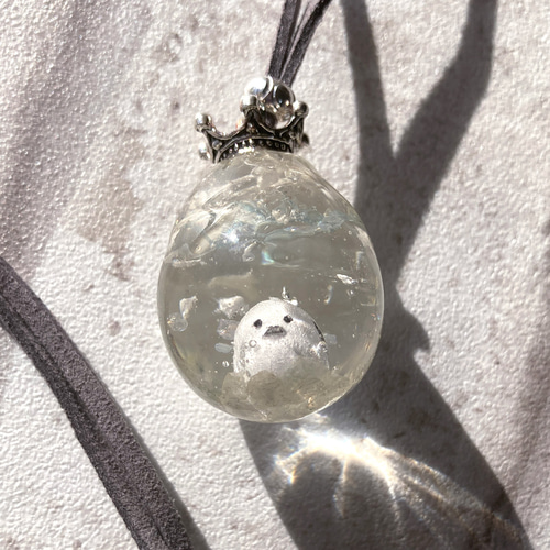 シマエナガの雫型スノードームペンダント ネックレス・ペンダント MAME