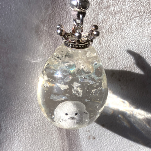 シマエナガの雫型スノードームペンダント ネックレス・ペンダント MAME