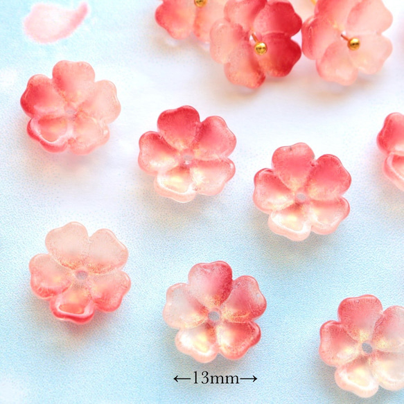 新作★13mm さくら、桃の花　お花のガラスビーズ  ゴールドグリッター×チェリーピンクグラデーション 2枚目の画像