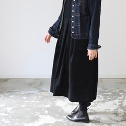 【サイズSM〜LL】後ろ姿が可愛いコーデュロイのバックボタンジャンパースカート　ブラック 1枚目の画像