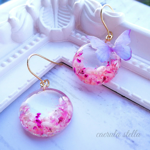 フェアリー苺チョコにゃん♡フラワーレジン　アシメ　ピアス/イヤリング✩.*˚ 暗闇で光る 【 夜光蝶 と 花 の アシンメトリー サクラ ピアス