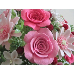 薔薇とガーベラと野イチゴのフェルトフラワーアレンジメント/贈り物 誕生日プレゼント 結婚祝い 出産祝い 新築祝いなどにも 5枚目の画像