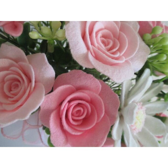 ベビーピンク薔薇とガーベラのペールカラーフェルトフラワーアレンジメント/誕生日プレゼント 結婚祝い 出産祝いなどにも 9枚目の画像
