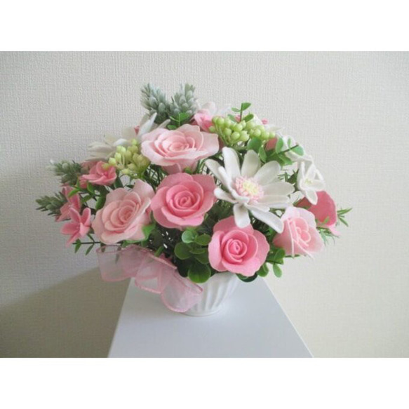 ベビーピンク薔薇とガーベラのペールカラーフェルトフラワーアレンジメント/誕生日プレゼント 結婚祝い 出産祝いなどにも 4枚目の画像