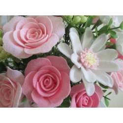 ベビーピンク薔薇とガーベラのペールカラーフェルトフラワーアレンジメント/誕生日プレゼント 結婚祝い 出産祝いなどにも 7枚目の画像