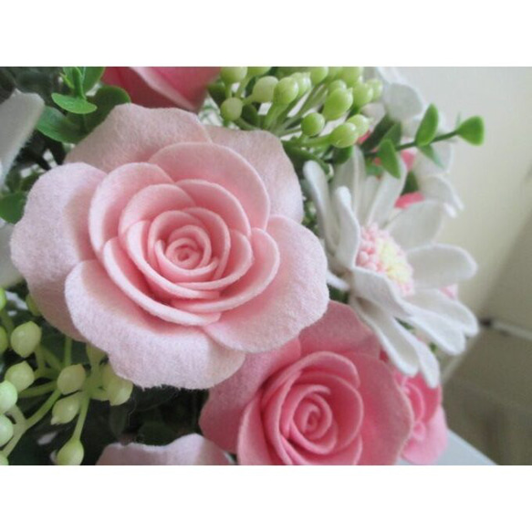 ベビーピンク薔薇とガーベラのペールカラーフェルトフラワーアレンジメント/誕生日プレゼント 結婚祝い 出産祝いなどにも 10枚目の画像