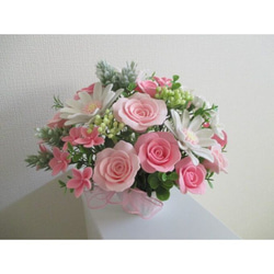 ベビーピンク薔薇とガーベラのペールカラーフェルトフラワーアレンジメント/誕生日プレゼント 結婚祝い 出産祝いなどにも 2枚目の画像