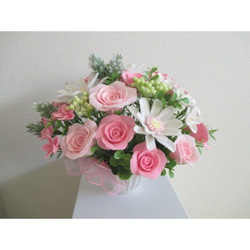 ベビーピンク薔薇とガーベラのペールカラーフェルトフラワーアレンジメント/誕生日プレゼント 結婚祝い 出産祝いなどにも 1枚目の画像