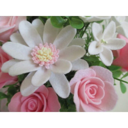 ベビーピンク薔薇とガーベラのペールカラーフェルトフラワーアレンジメント/誕生日プレゼント 結婚祝い 出産祝いなどにも 8枚目の画像