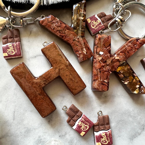 choco⭐︎レジンイニシャルキーホルダー キーホルダー yu- 通販