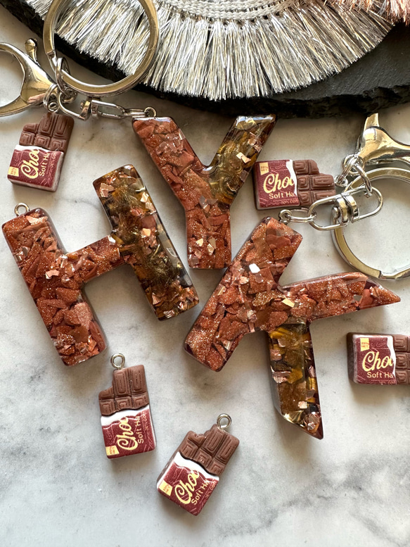choco⭐︎レジンイニシャルキーホルダー キーホルダー yu- 通販