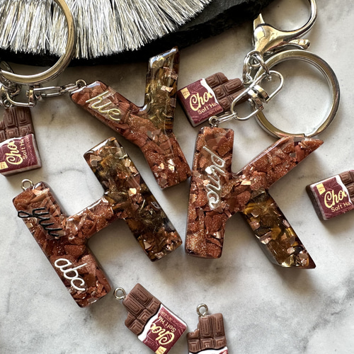choco⭐︎レジンイニシャルキーホルダー キーホルダー yu- 通販