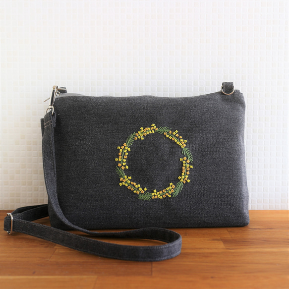 手刺繍 2wayミニショルダー バッグ【ミモザ リース＊Charcoal Grey】 1枚目の画像