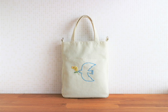 手刺繍 2wayミニトートバッグ【青い鳥とミモザ＊生成り】送料無料 3枚目の画像